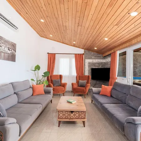 Luxury With Pool And Sauna In *